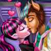 Draculaura's First Kiss - Fun Kissing Games 